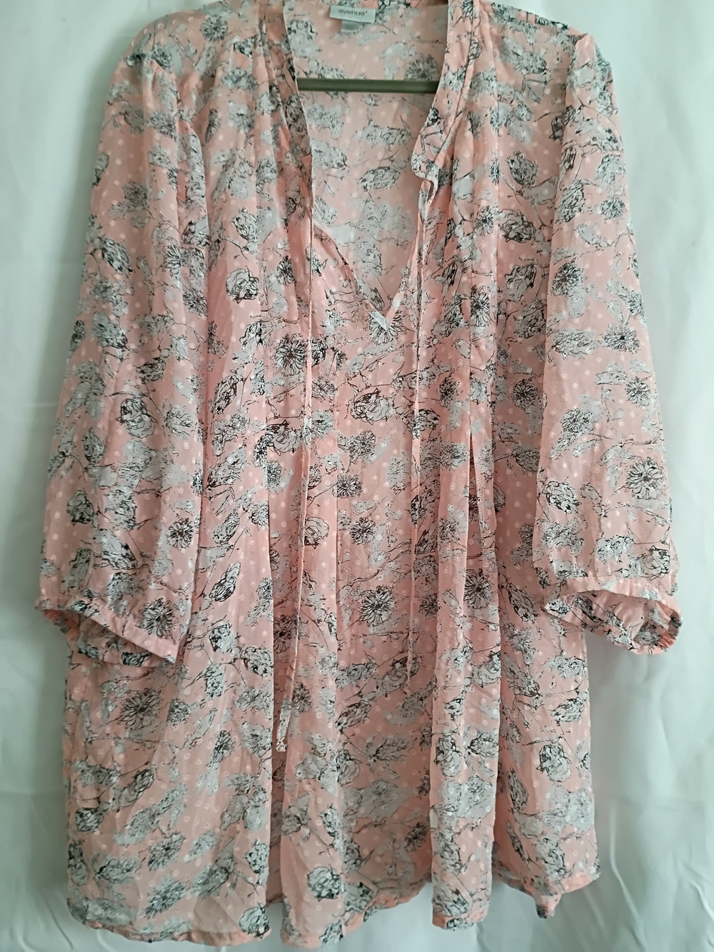 Avenue Pink Floral Blouse In A Size 18/20 Lightweight And Flowy.